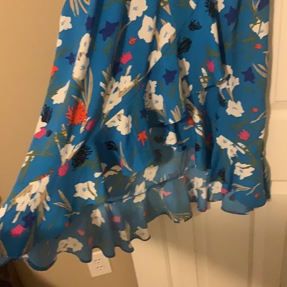 Spring wrap style dress - Picture 3 of 3